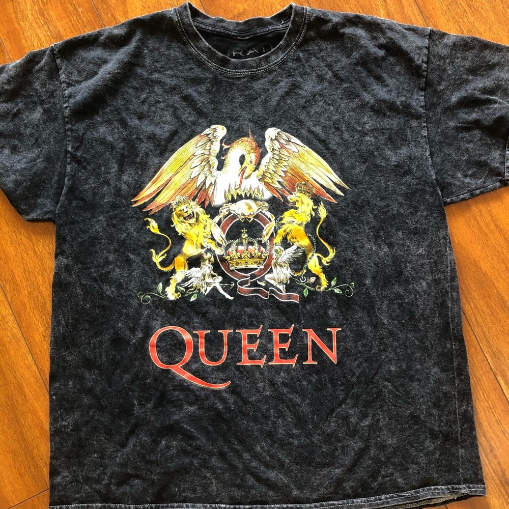 Queen stone wash vintage style t shirt